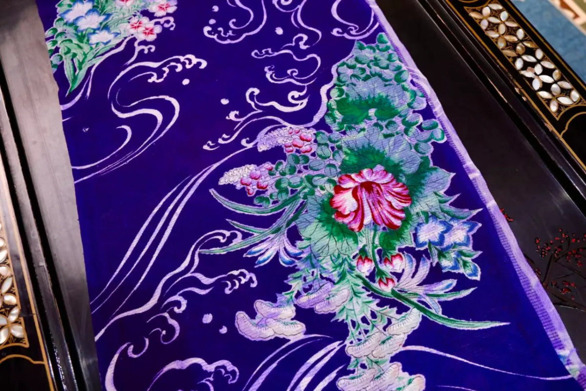 幽蓝松菊 · 流水百合真丝面料 | Royal Azure Wave - Pine and Lily Silk Fabric