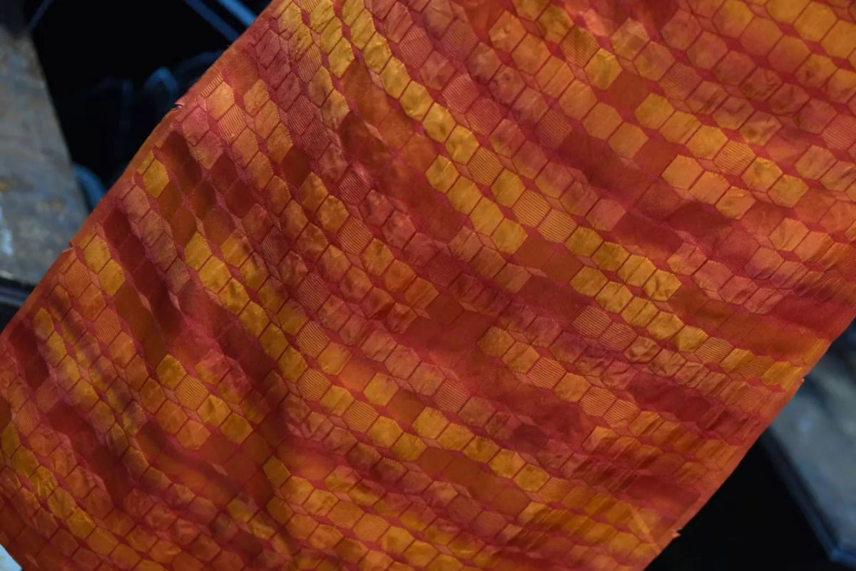 暖金锦绣 · 立体鳞纹真丝面料 | Golden Amber Scale - Textured Lattice Silk Fabric