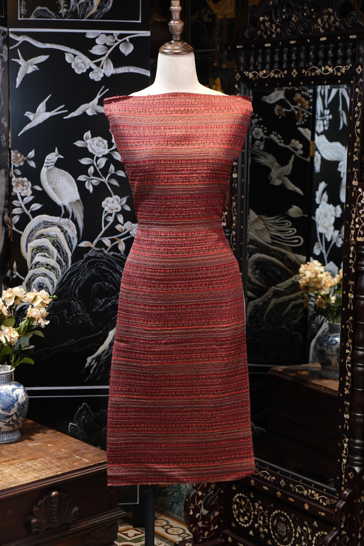 朱绛浮雕 · 编织纹理真丝面料 | Crimson Relief - Textured Tweed Silk Fabric