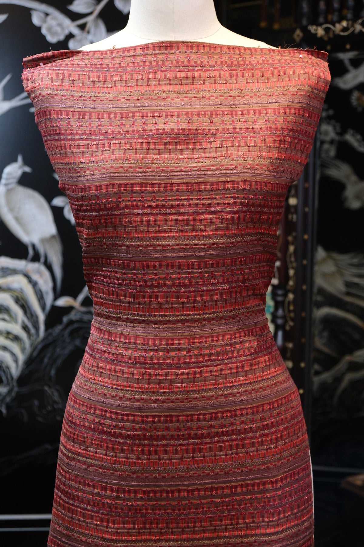 朱绛浮雕 · 编织纹理真丝面料 | Crimson Relief - Textured Tweed Silk Fabric