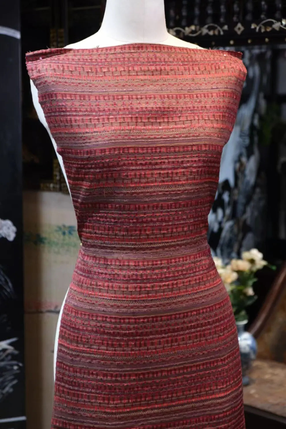 朱绛浮雕 · 浮线彩格真丝面料 | Crimson Tweed - Raised Lattice Silk Fabric