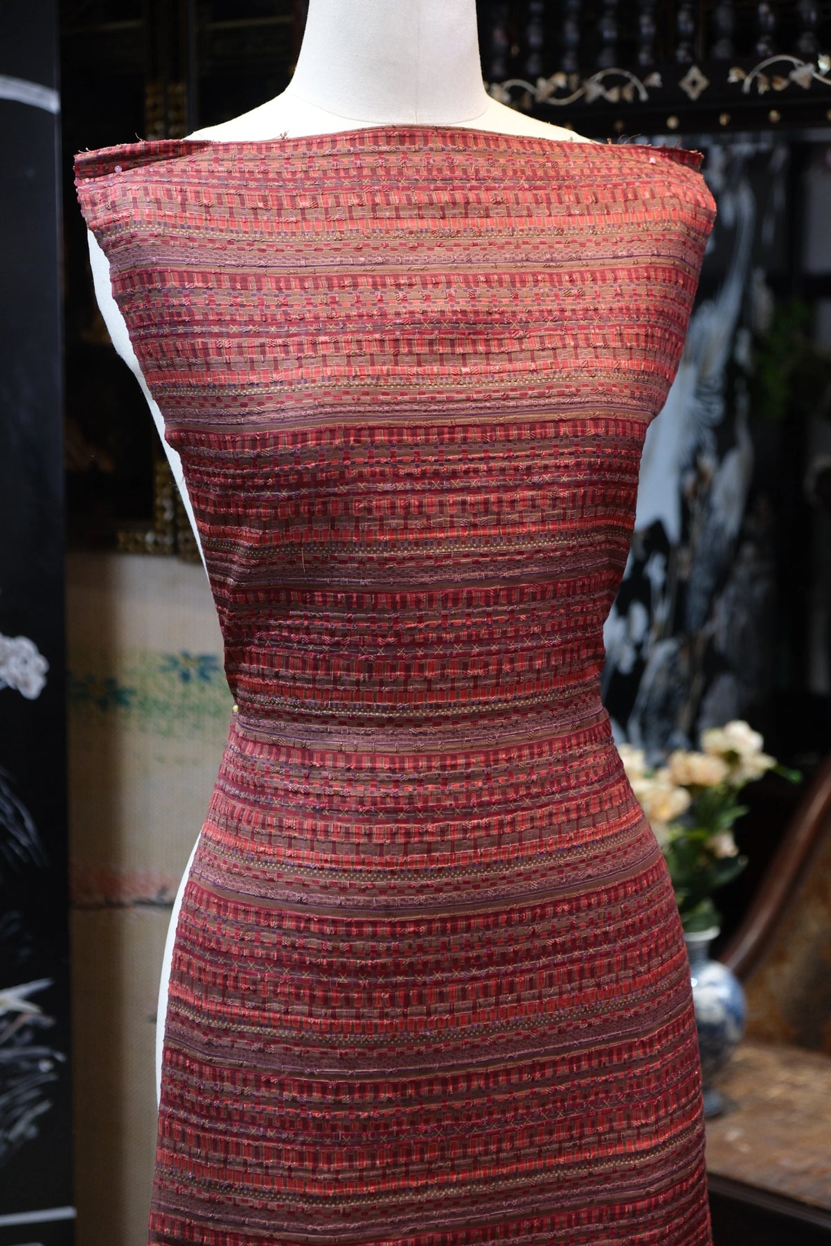 朱绛浮雕 · 编织纹理真丝面料 | Crimson Relief - Textured Tweed Silk Fabric