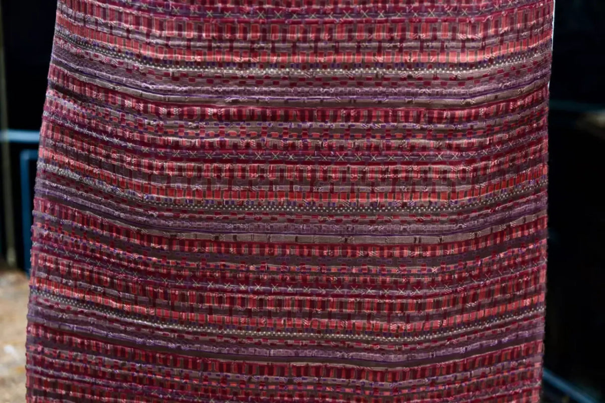 朱绛浮雕 · 浮线彩格真丝面料 | Crimson Tweed - Raised Lattice Silk Fabric