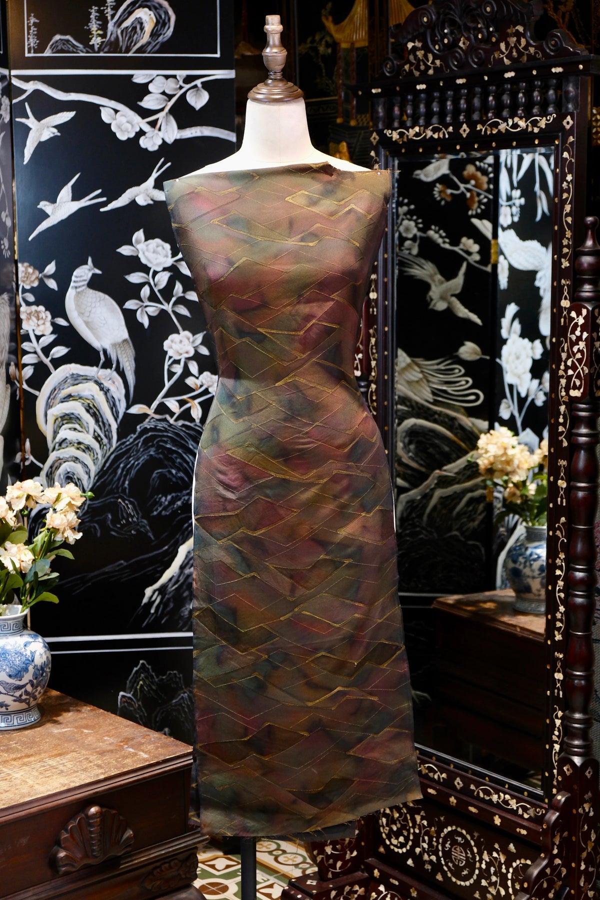 紫绛流影 · 金线解构真丝面料 | Amethyst Prism - Gold Line Geometric Silk Fabric