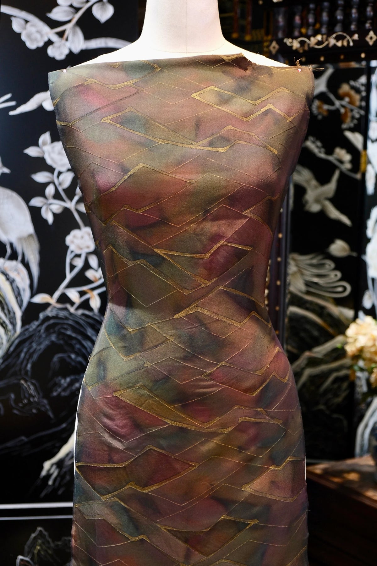 紫绛流影 · 金线解构真丝面料 | Amethyst Prism - Gold Line Geometric Silk Fabric