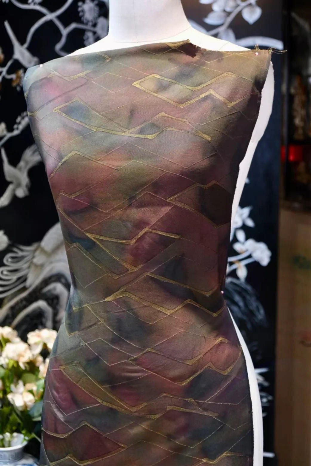 紫绛流影 · 金线几何真丝面料| Amethyst Gleam - Gold-Lined Geometric Silk Fabric