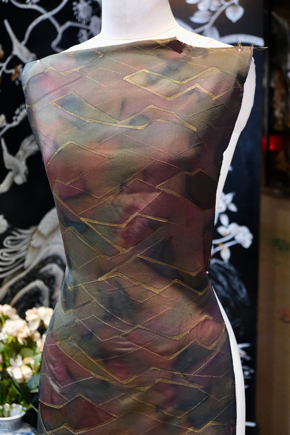 紫绛流影 · 金线解构真丝面料 | Amethyst Prism - Gold Line Geometric Silk Fabric