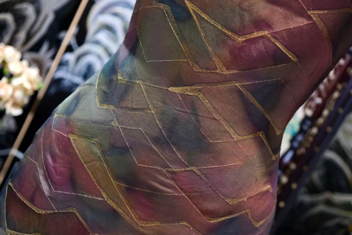 紫绛流影 · 金线几何真丝面料| Amethyst Gleam - Gold-Lined Geometric Silk Fabric