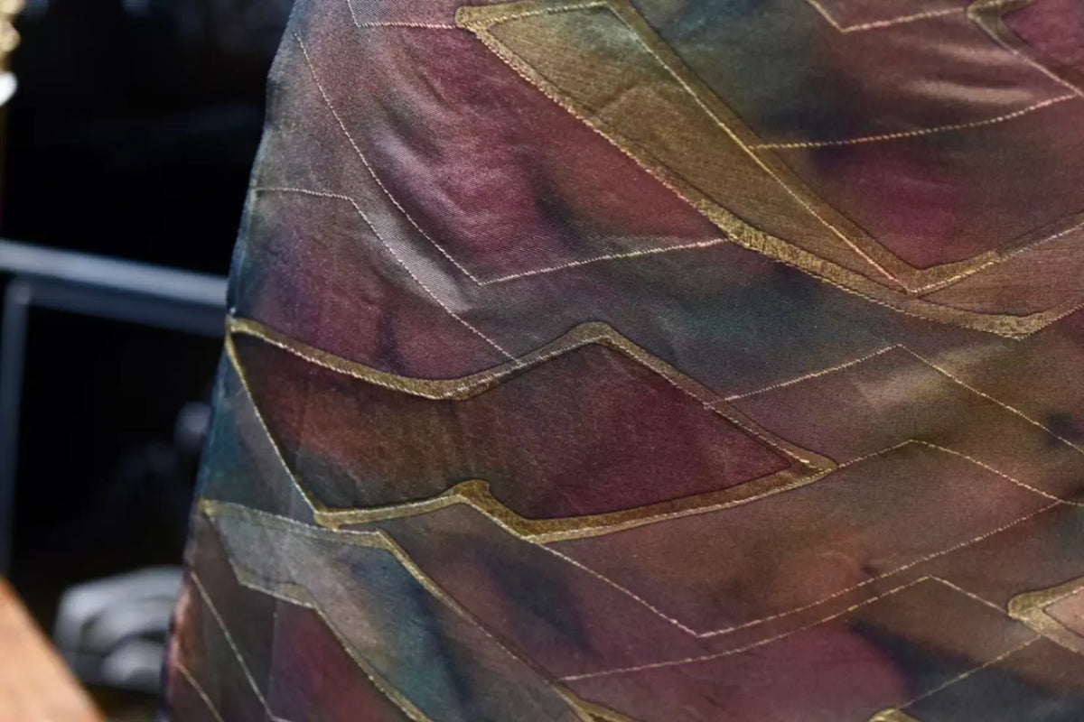 紫绛流影 · 金线几何真丝面料| Amethyst Gleam - Gold-Lined Geometric Silk Fabric