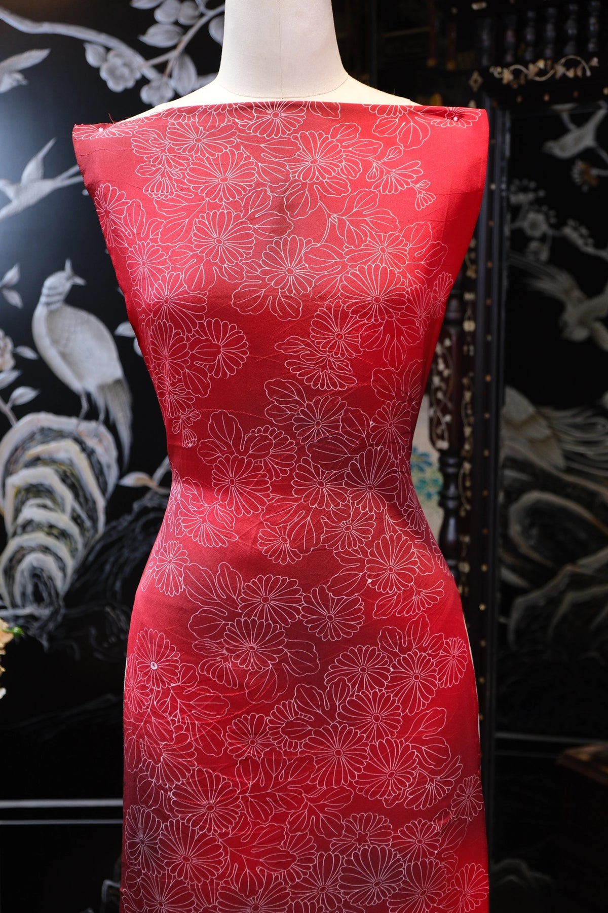 朱红菊影 · 白线描金真丝面料 | Scarlet Chrysanthemum - White Line Drawn Silk Fabric