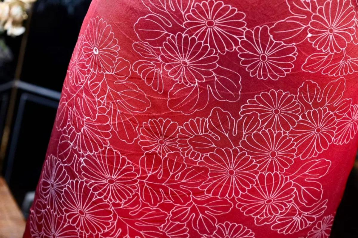 朱红菊影 · 纤线繁花真丝面料 | Scarlet Bloom - Linear Chrysanthemum Silk Fabric