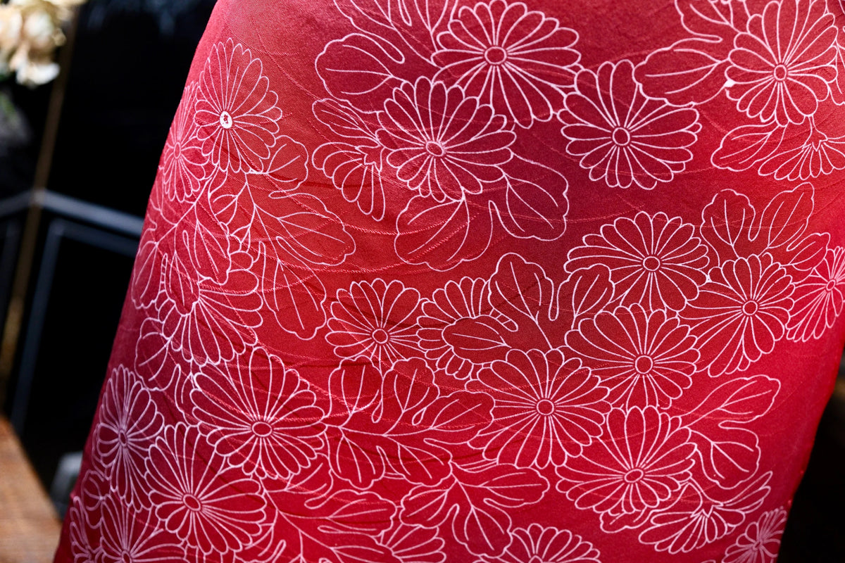 朱红菊影 · 白线描金真丝面料 | Scarlet Chrysanthemum - White Line Drawn Silk Fabric