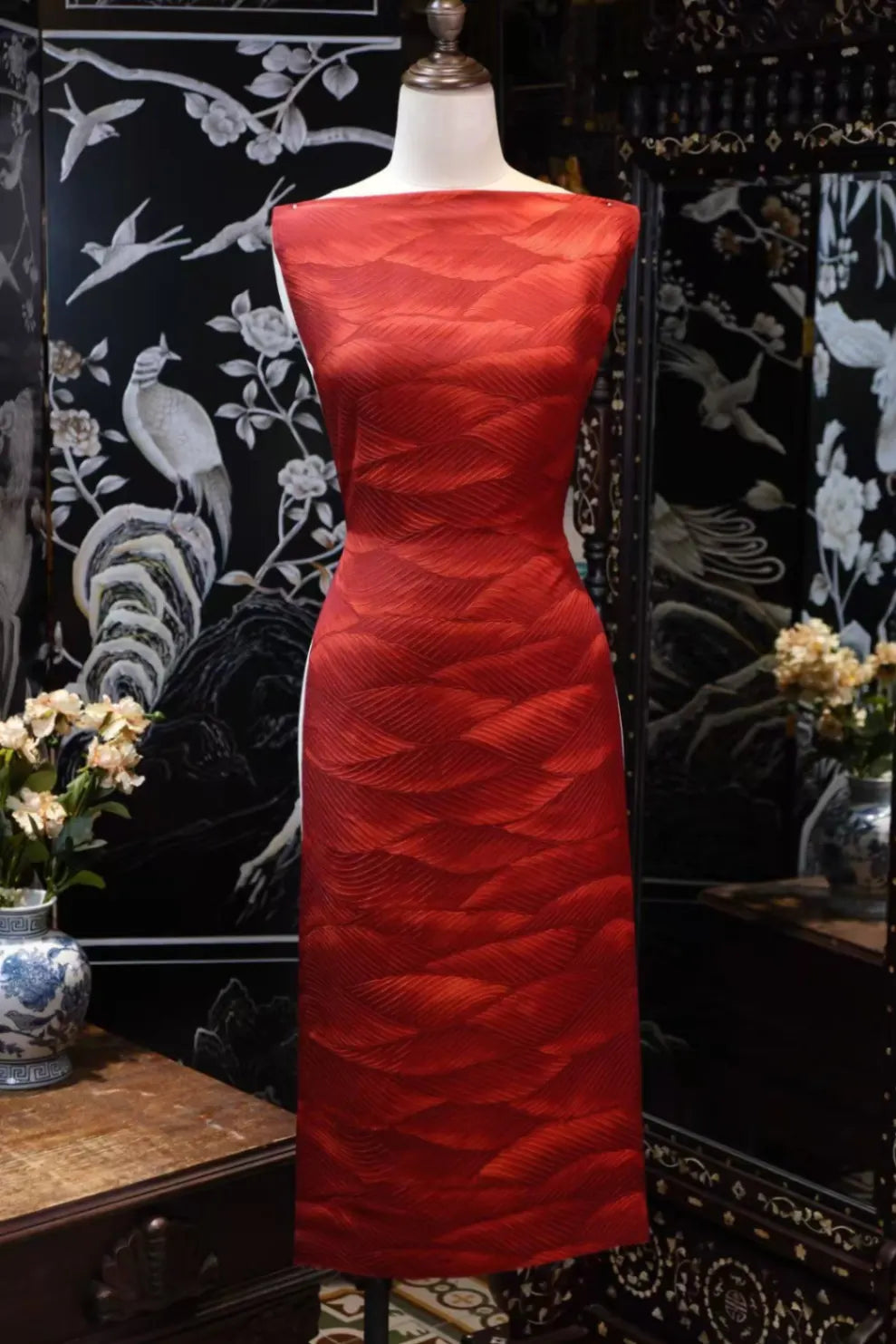 丹枫落影 · 浮雕羽纹真丝面料 | Crimson Plume - Embossed Feather Silk Fabric