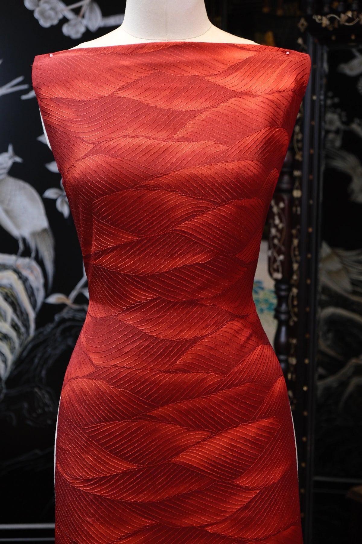丹枫交织 · 浮雕叶脉真丝面料 | Maple Weave - Embossed Leaf Silk Fabric