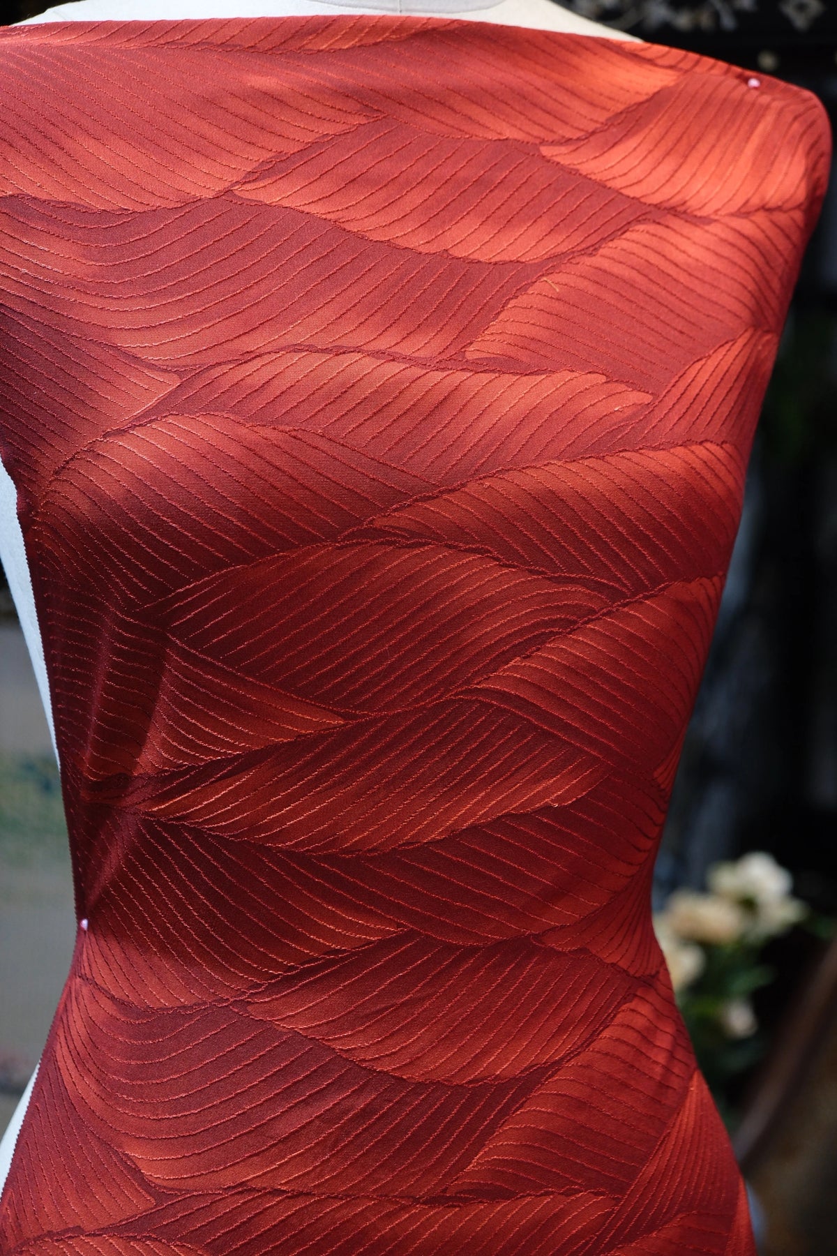 丹枫交织 · 浮雕叶脉真丝面料 | Maple Weave - Embossed Leaf Silk Fabric