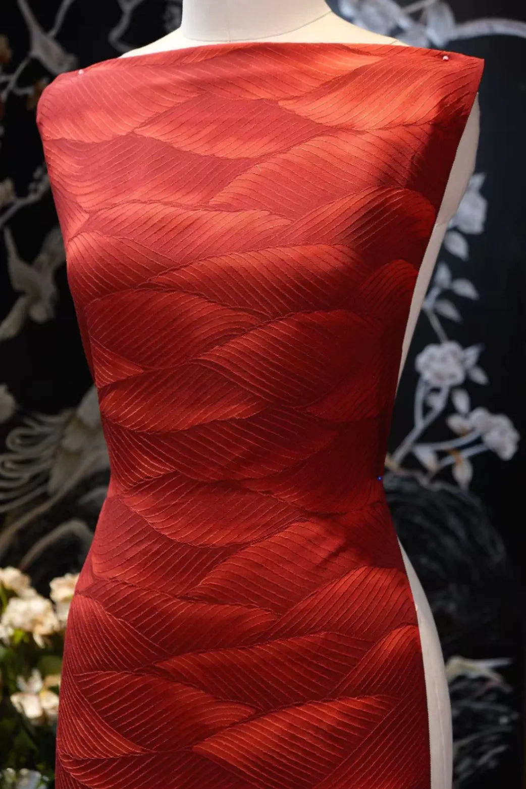 丹枫落影 · 浮雕羽纹真丝面料 | Crimson Plume - Embossed Feather Silk Fabric