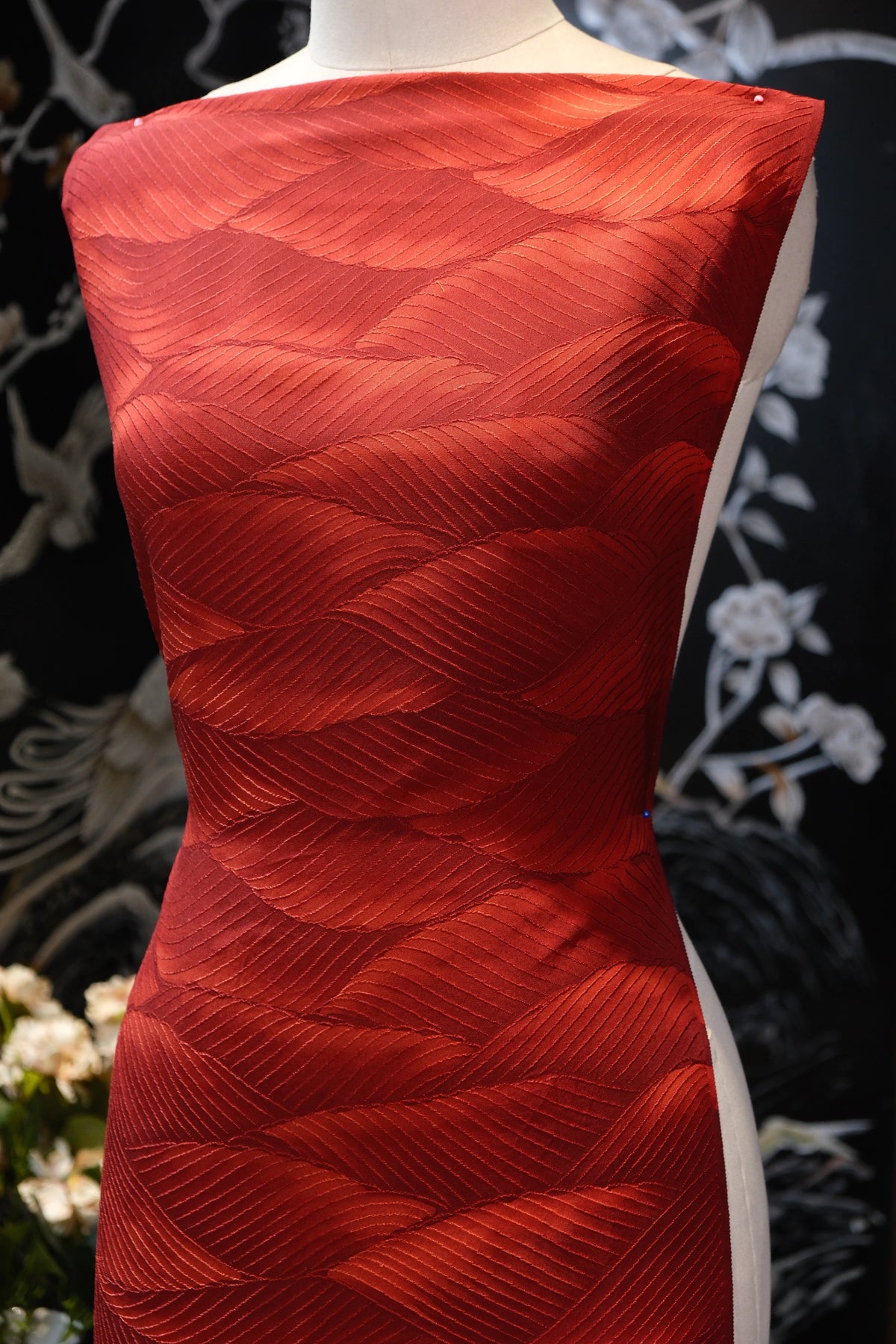 丹枫交织 · 浮雕叶脉真丝面料 | Maple Weave - Embossed Leaf Silk Fabric