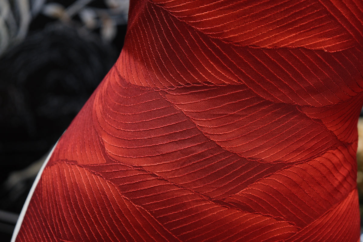 丹枫落影 · 浮雕羽纹真丝面料 | Crimson Plume - Embossed Feather Silk Fabric