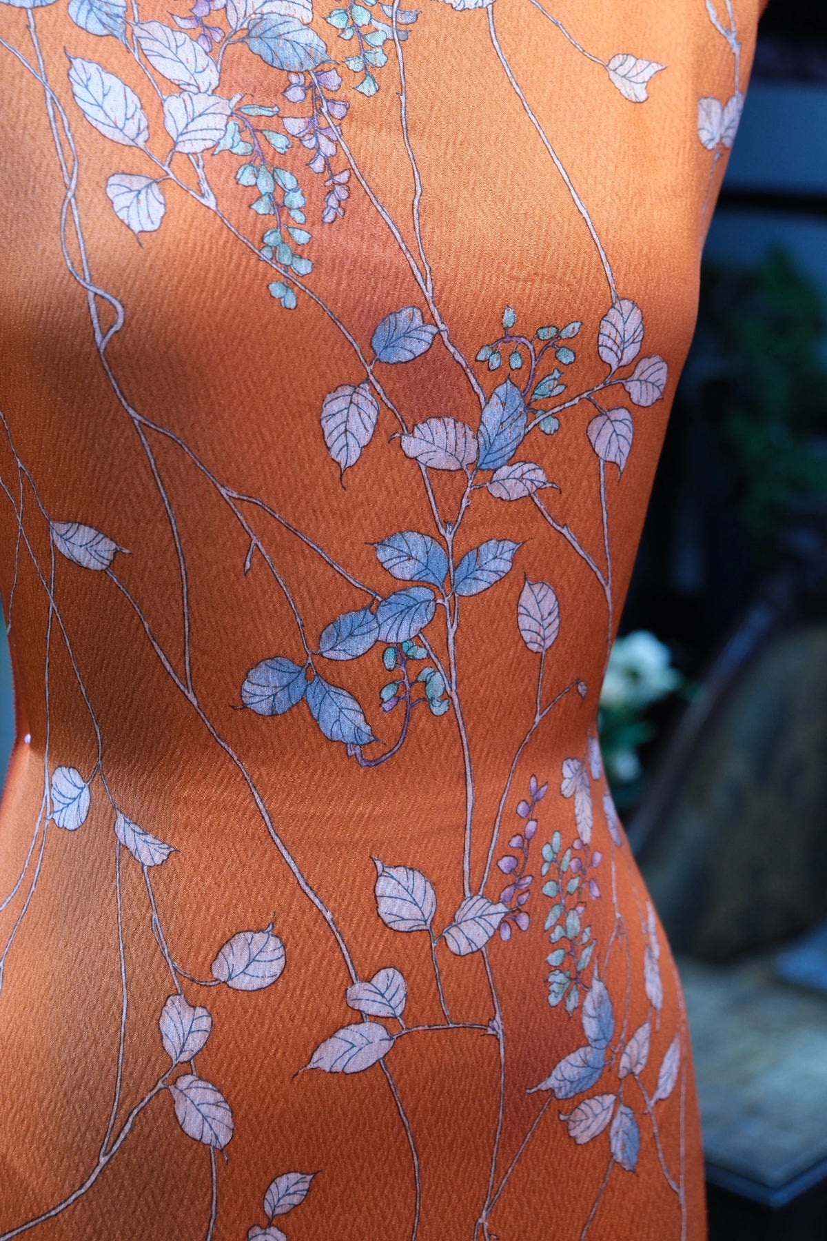 琥珀藤蔓 · 渲染枝叶真丝面料 | Amber Vine - Gradient Botanical Silk Fabric