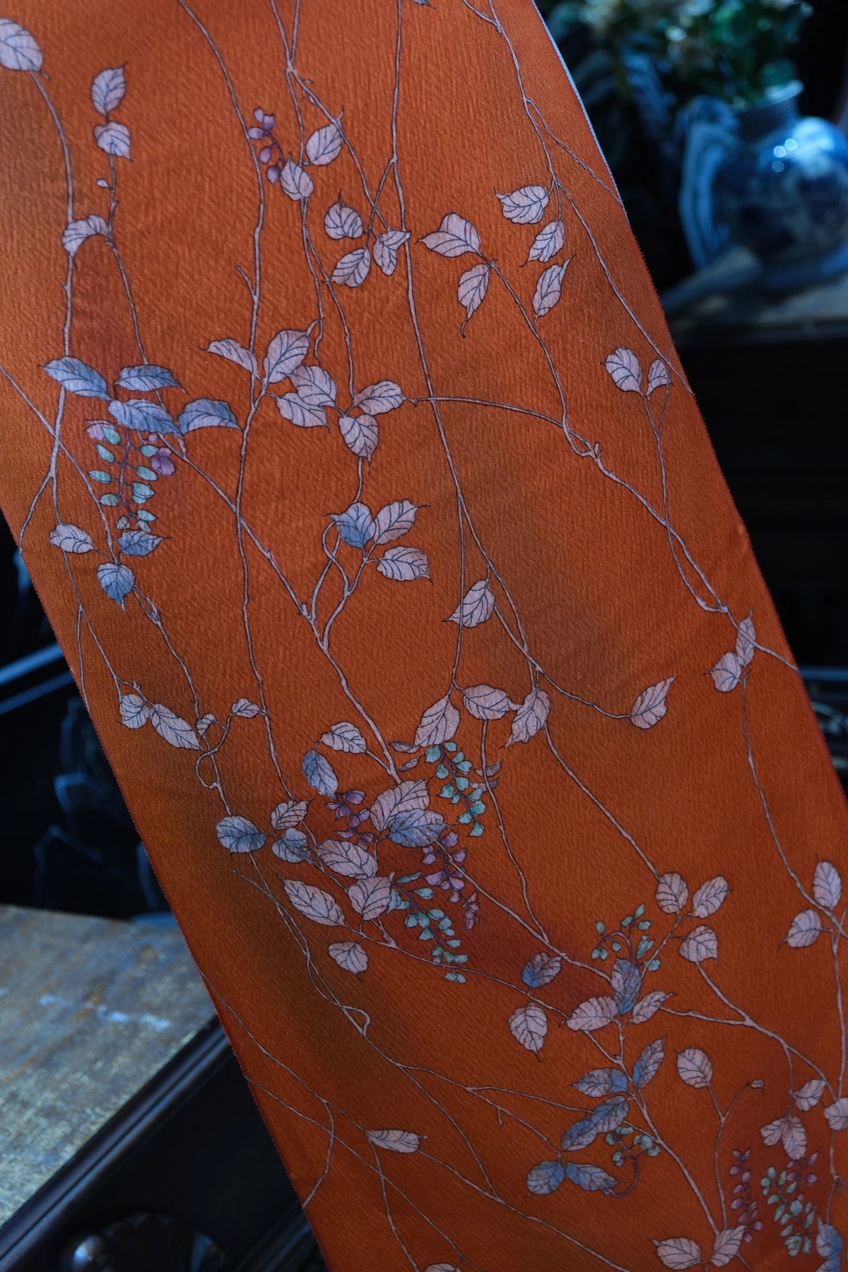 琥珀藤蔓 · 渲染枝叶真丝面料 | Amber Vine - Gradient Botanical Silk Fabric