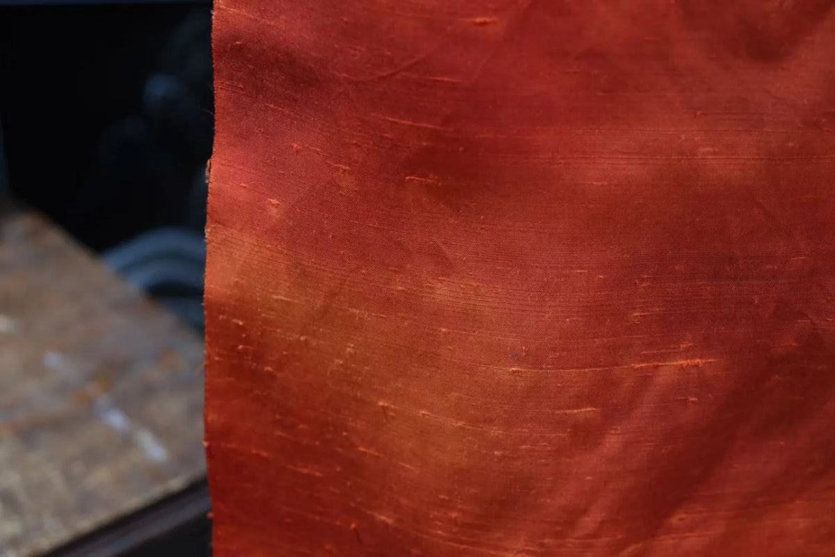 赤霞流光 · 渐变真丝面料 | Scarlet Radiance - Gradient Silk Fabric