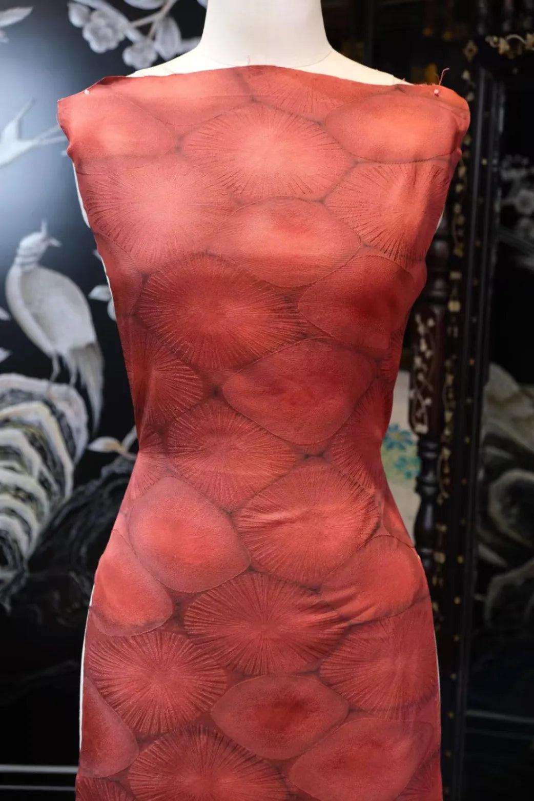 赤霞繁花 · 放射纹理真丝面料 | Scarlet Blossom - Radiating Texture Silk Fabric