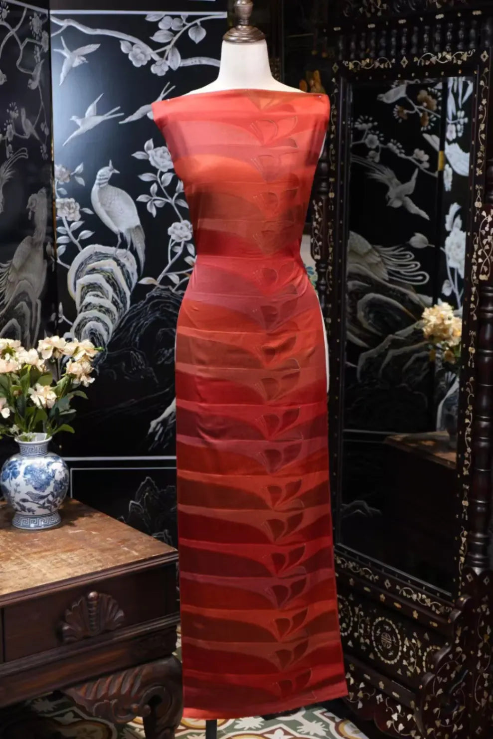 赤霞扇映 · 渐变花叶真丝面料 | Scarlet Fanfare - Gradient Floral Silk Fabric