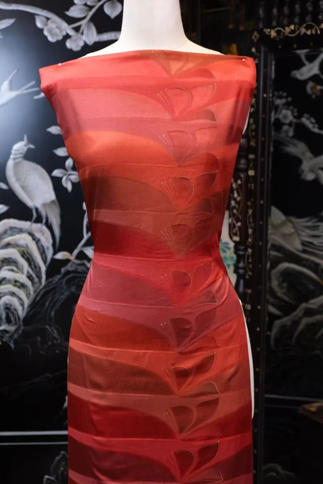 赤霞扇映 · 渐变花叶真丝面料 | Scarlet Fanfare - Gradient Floral Silk Fabric