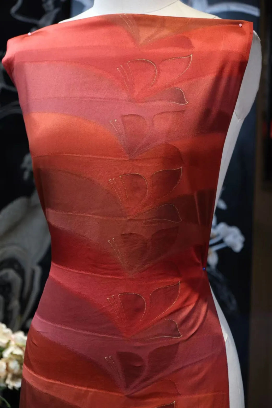 赤霞扇映 · 渐变花叶真丝面料 | Scarlet Fanfare - Gradient Floral Silk Fabric