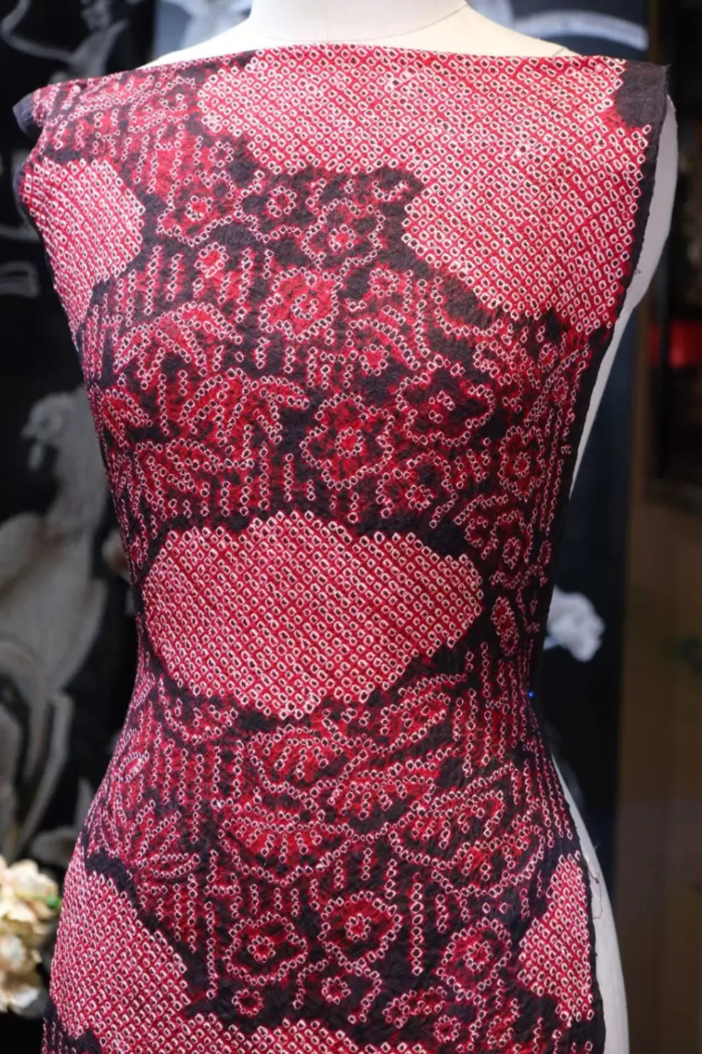 暗夜红阵 · 扎染粒纹真丝面料 | Crimson Constellation - Tie-Dyed Textured Silk Fabric