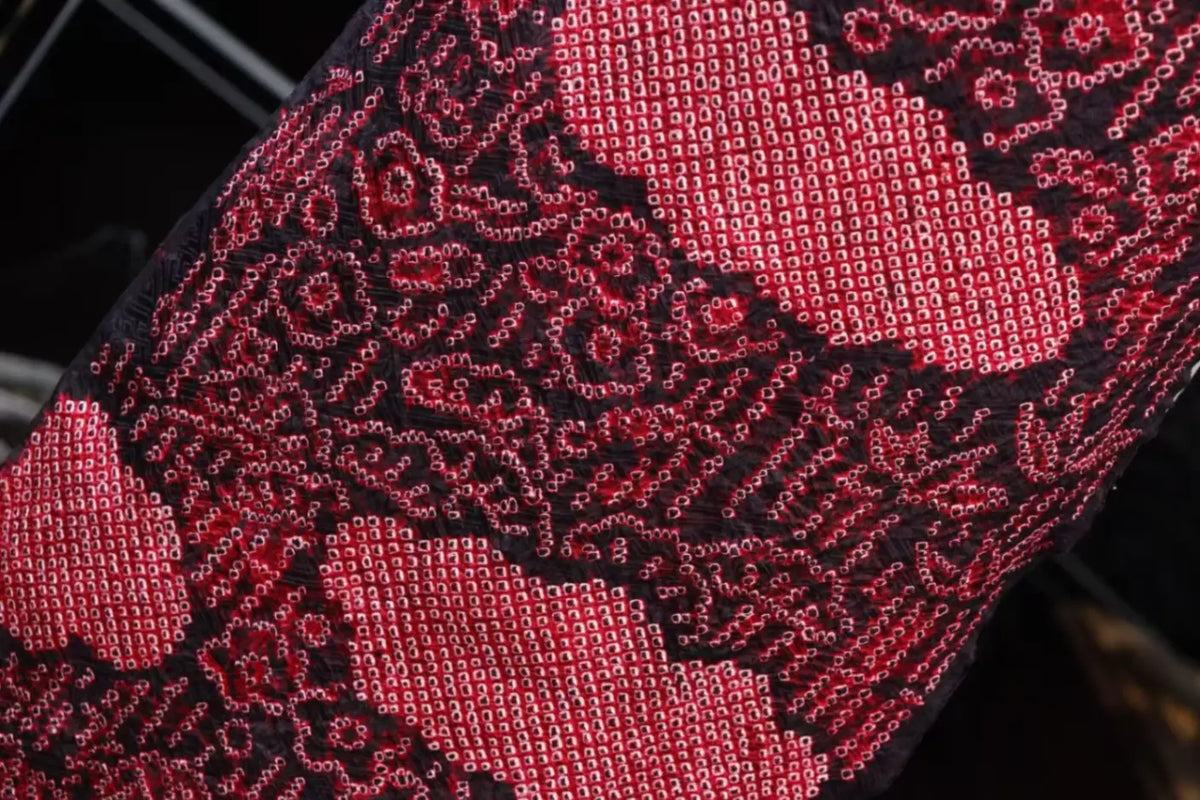 暗夜红阵 · 扎染粒纹真丝面料 | Crimson Constellation - Tie-Dyed Textured Silk Fabric
