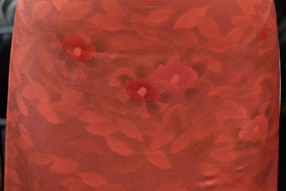 赤霞山茶 · 浮雕花叶真丝面料 | Scarlet Camellia - Embossed Botanical Silk Fabric