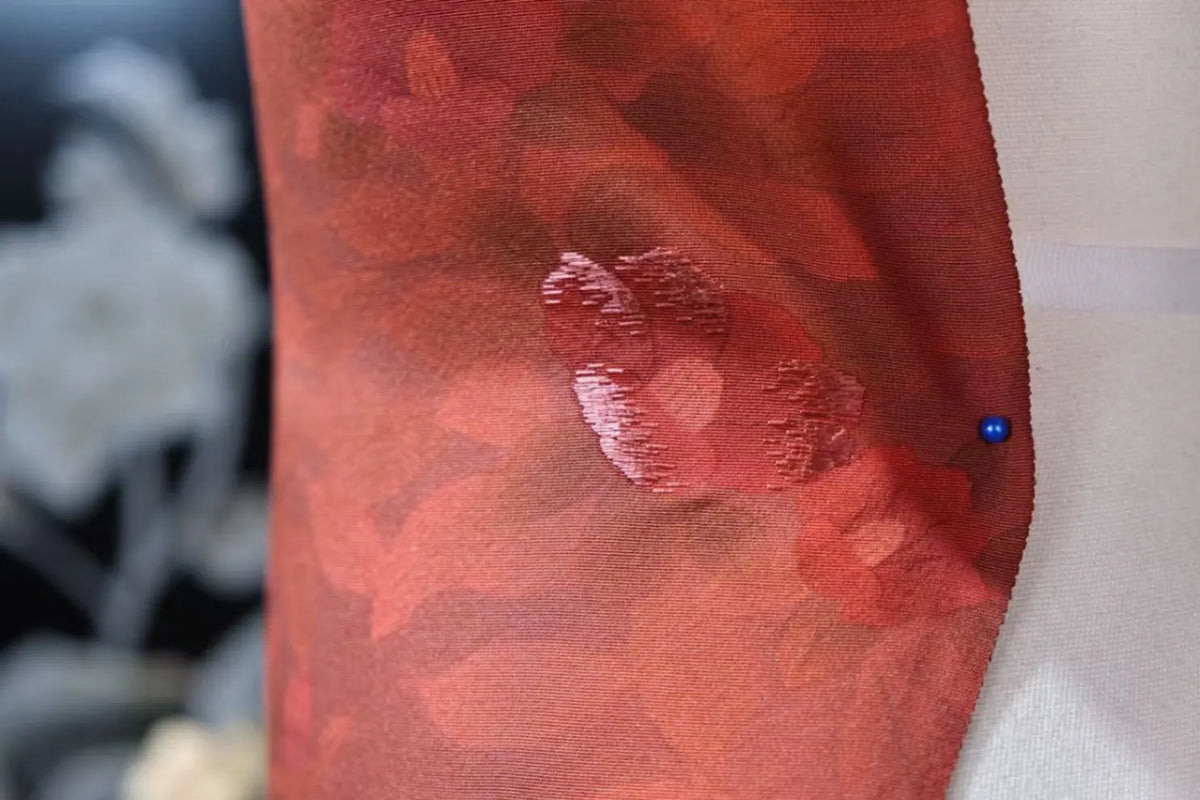 赤霞山茶 · 浮雕花叶真丝面料 | Scarlet Camellia - Embossed Botanical Silk Fabric