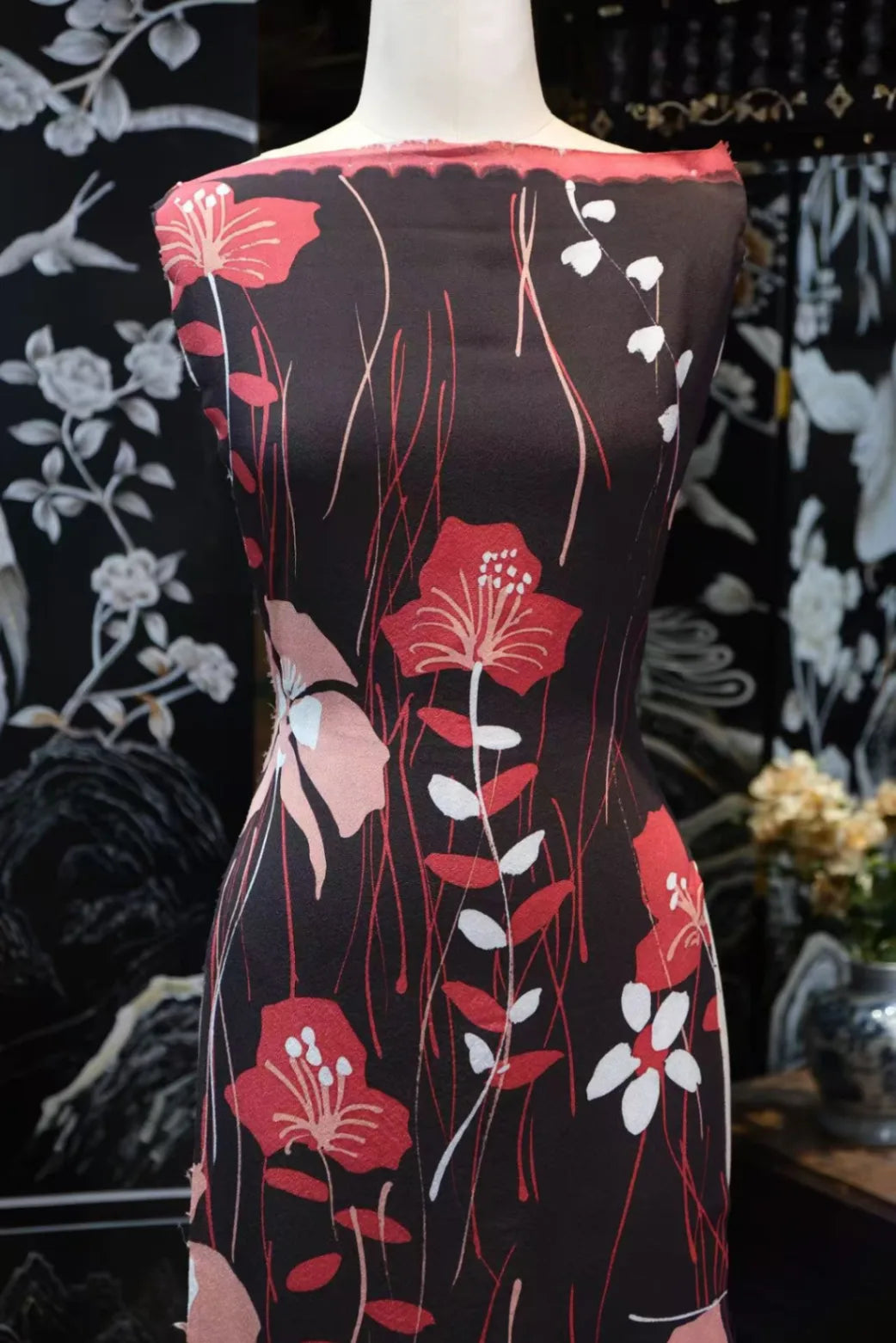 暗夜红枝 · 繁花流苏真丝面料 | Midnight Blossom - Floral Tassel Silk Fabric