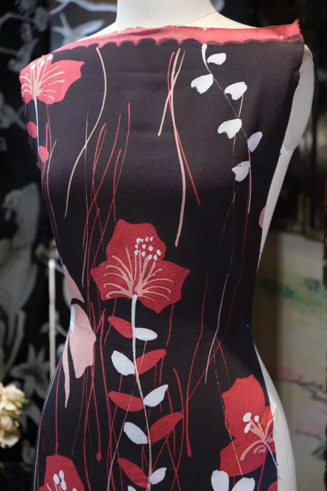 暗夜红枝 · 繁花流苏真丝面料 | Midnight Blossom - Floral Tassel Silk Fabric