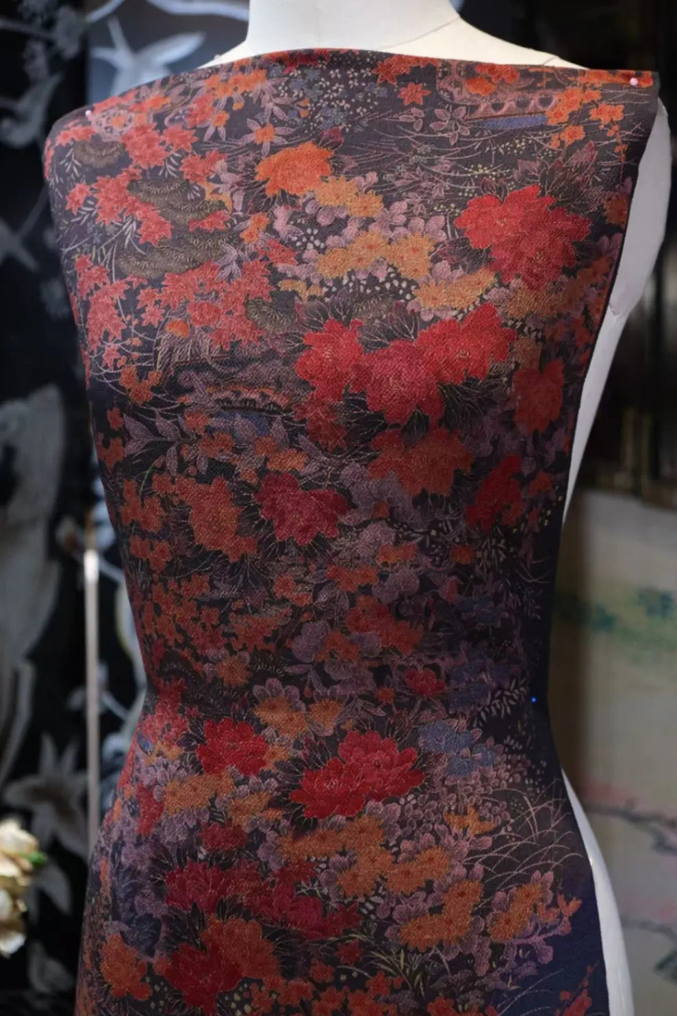 赤霞繁菊 · 织锦真丝面料 | Crimson Chrysanthemum - Woven Brocade Silk Fabric
