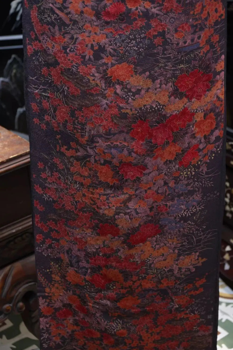 赤霞繁菊 · 织锦真丝面料 | Crimson Chrysanthemum - Woven Brocade Silk Fabric