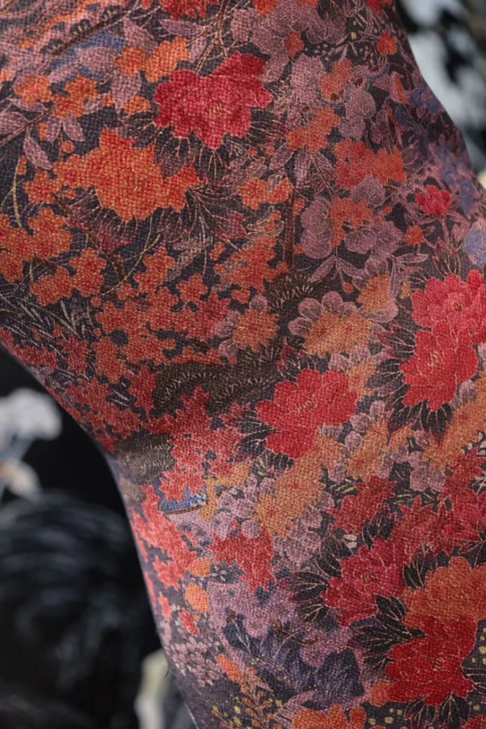 赤霞繁菊 · 织锦真丝面料 | Crimson Chrysanthemum - Woven Brocade Silk Fabric