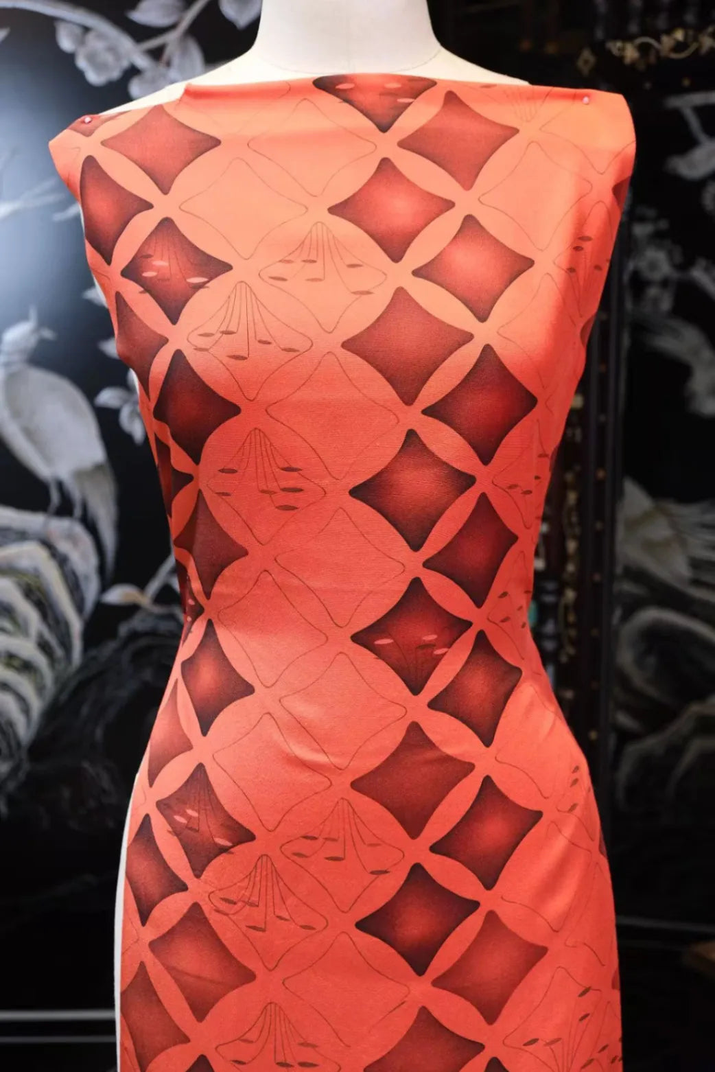 朱红锦阵 · 菱格几何真丝面料 | Vermilion Lattice - Geometric Silk Fabric
