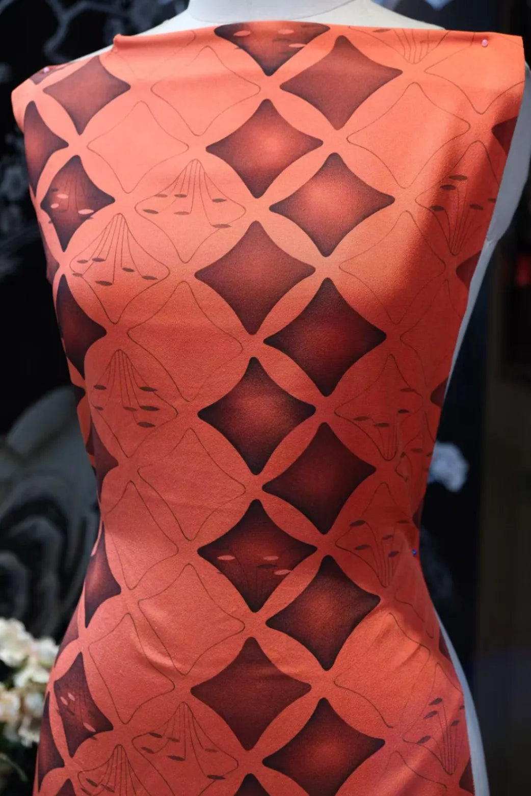朱红锦阵 · 菱格几何真丝面料 | Vermilion Lattice - Geometric Silk Fabric