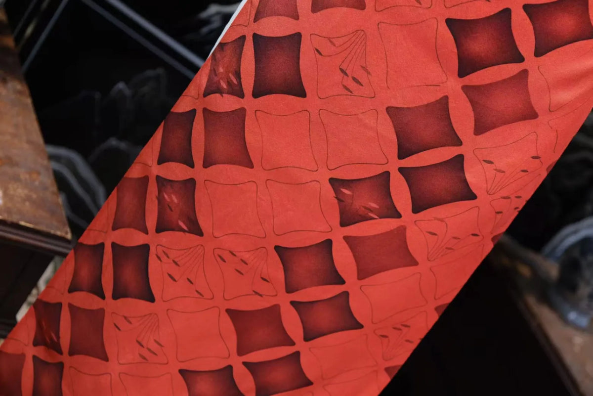 朱红锦阵 · 菱格几何真丝面料 | Vermilion Lattice - Geometric Silk Fabric