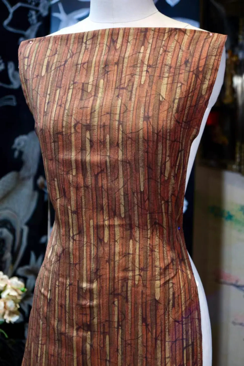 朱砂竖纹 · 冰裂纵彩真丝面料 | Vermilion Stripe - Ice-Cracked Vertical Silk Fabric