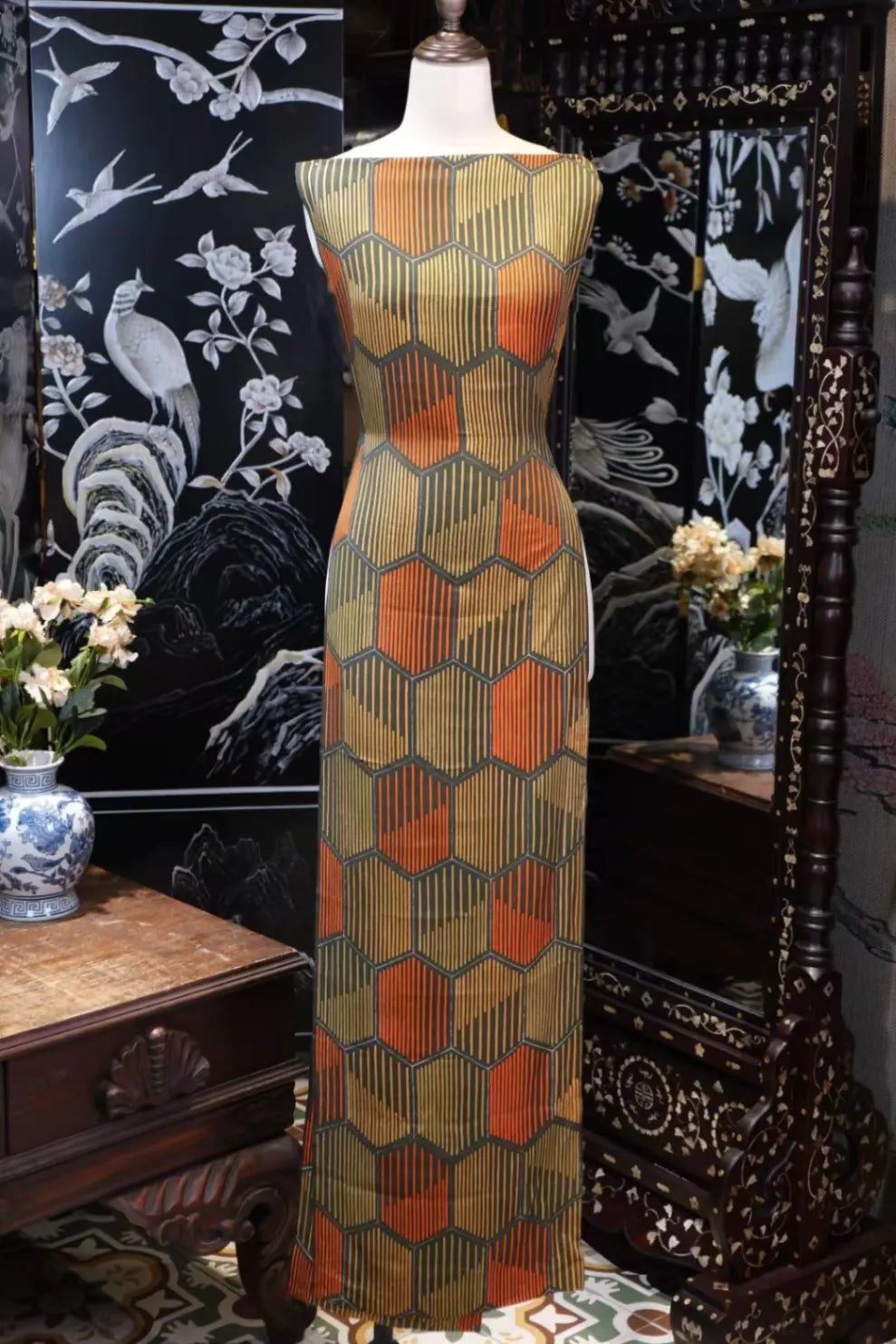 琥珀拼贴 · 几何线律真丝面料 | Amber Mosaic - Linear Geometric Silk Fabric