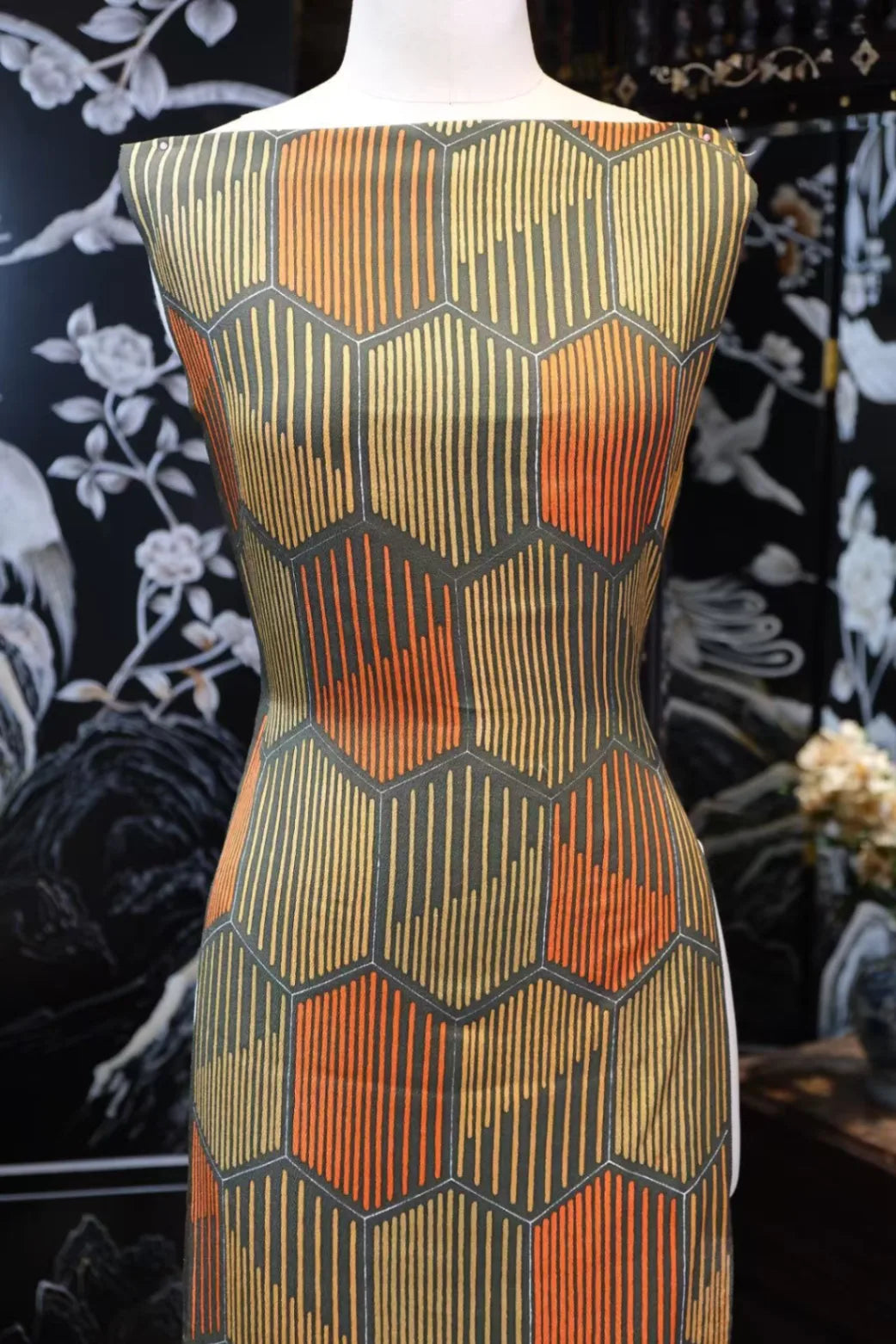 琥珀拼贴 · 几何线律真丝面料 | Amber Mosaic - Linear Geometric Silk Fabric