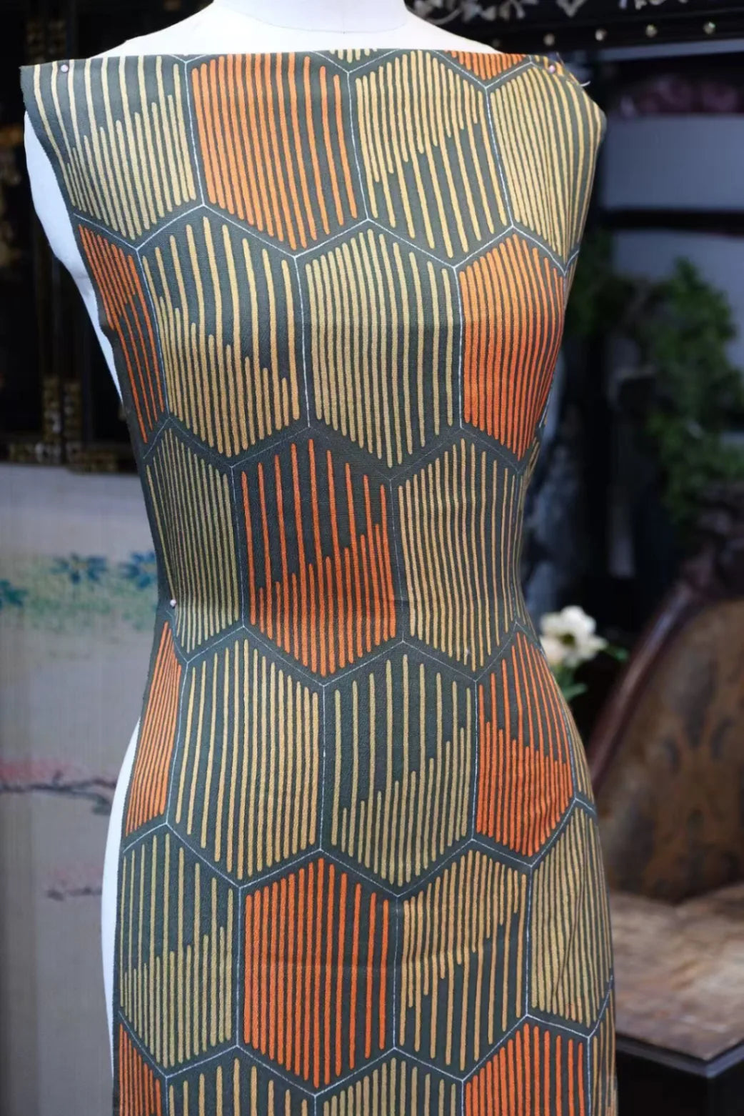 琥珀拼贴 · 几何线律真丝面料 | Amber Mosaic - Linear Geometric Silk Fabric