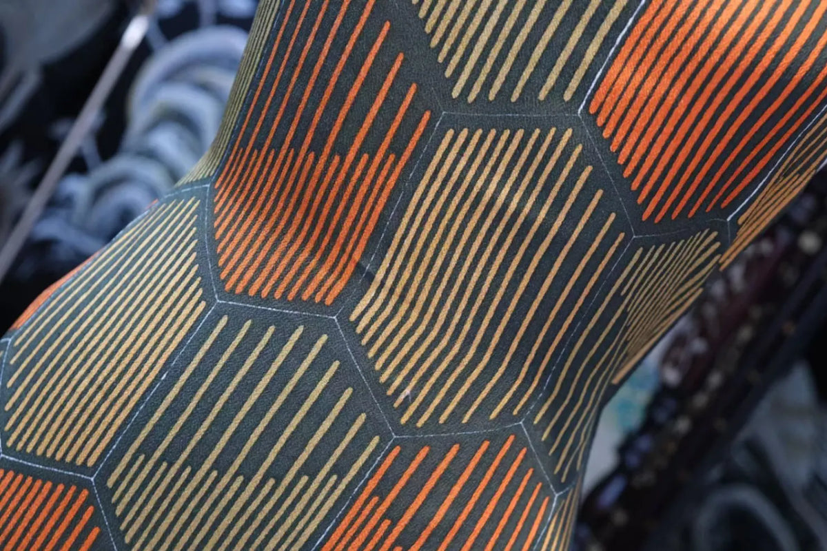 琥珀拼贴 · 几何线律真丝面料 | Amber Mosaic - Linear Geometric Silk Fabric
