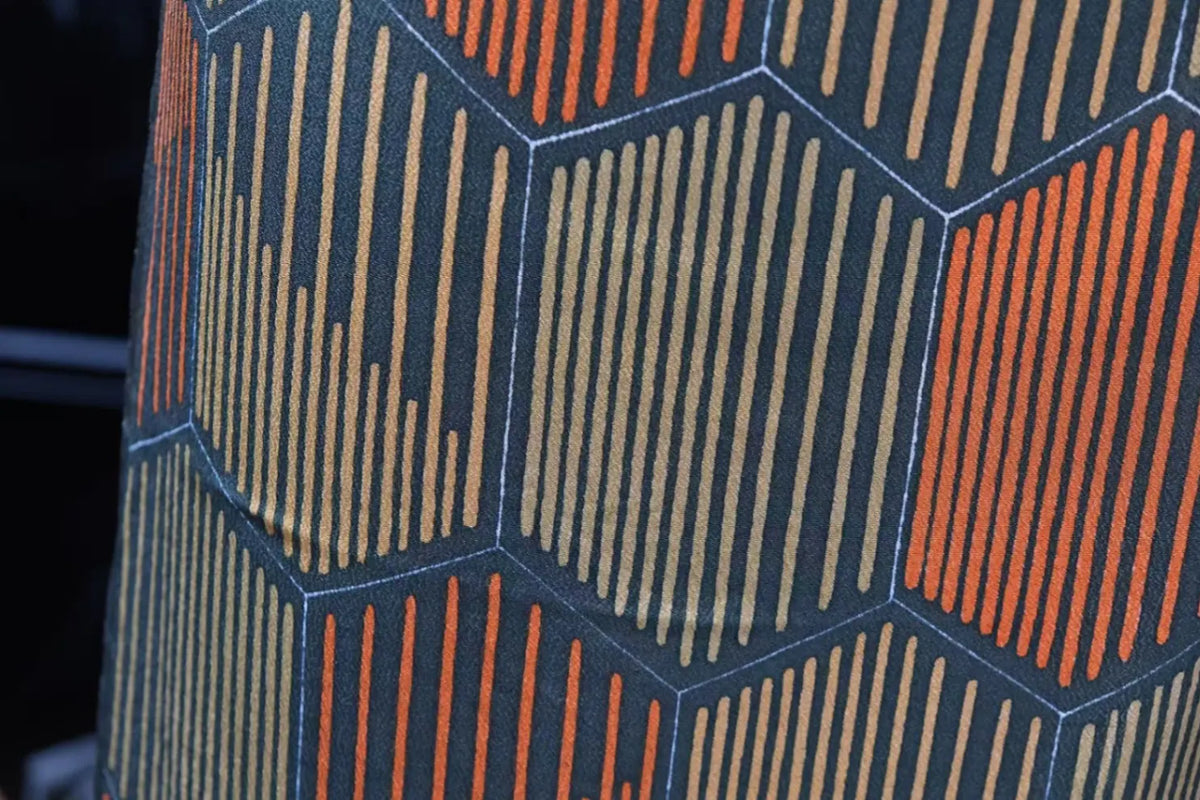 琥珀拼贴 · 几何线律真丝面料 | Amber Mosaic - Linear Geometric Silk Fabric