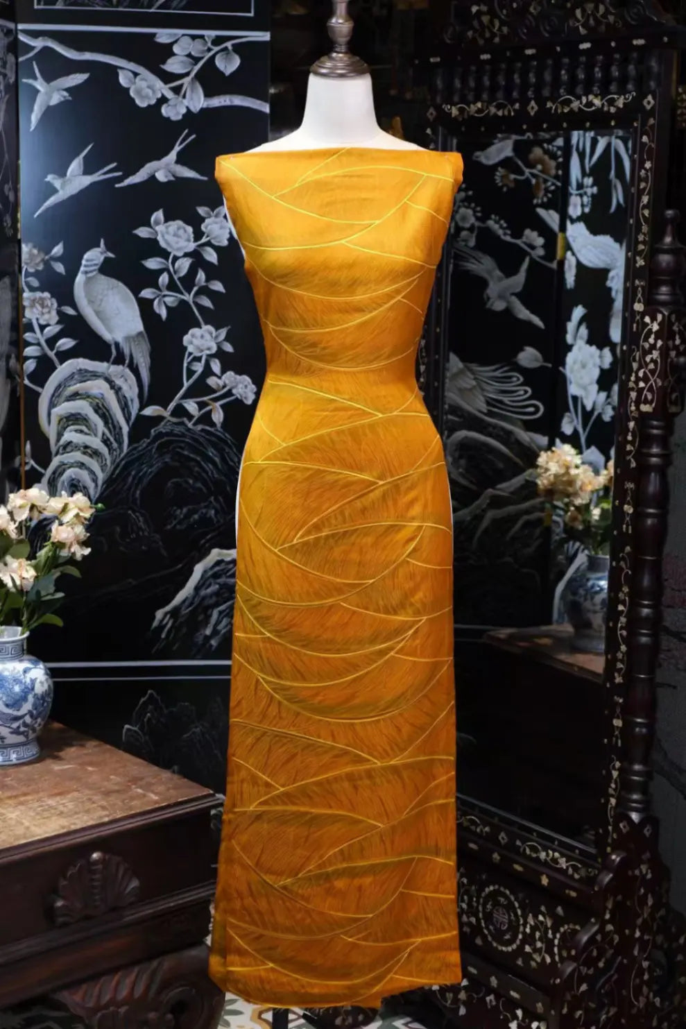 金羽织锦 · 浮雕羽叶真丝面料 | Golden Plumage - Embossed Leaf Silk Fabric