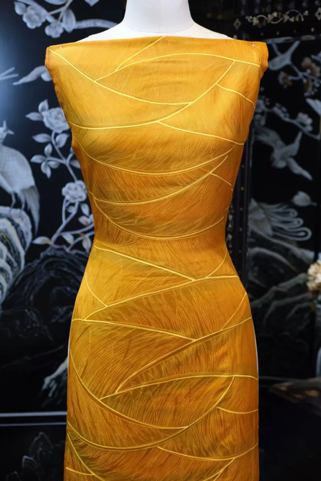 金羽织锦 · 浮雕羽叶真丝面料 | Golden Plumage - Embossed Leaf Silk Fabric