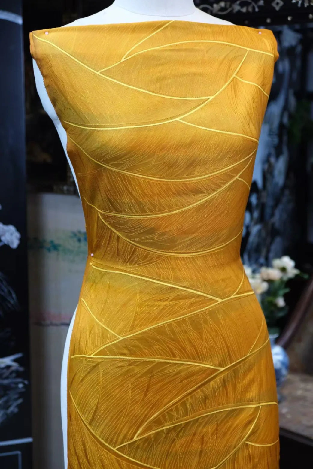 金羽织锦 · 浮雕羽叶真丝面料 | Golden Plumage - Embossed Leaf Silk Fabric